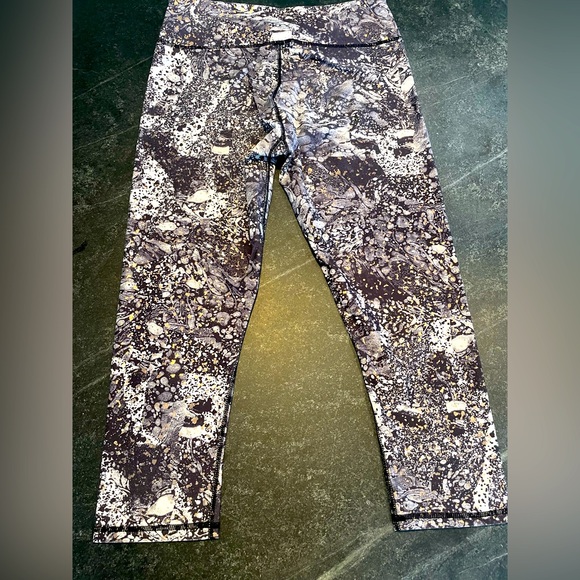 4/$20 Fabletics Powerhold Leggings Size S - Picture 2 of 4